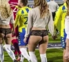 Op dit uur mag het wat meer zijn: lingeriemodellen lopen op met spelers voor wedstrijd