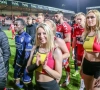 Deze schaars geklede dames stalen (op een belachelijke manier) de show tijdens Kortrijk-Standard