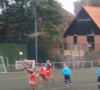 VIDEO: Knallen op de lat en van buiten de zestien je eigen rebound scoren? Wereldgoal!