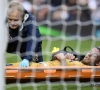 Geblesseerde Alderweireld wordt tegen West Brom afgevoerd op een brancard