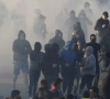 Rellen in Lyon: Besiktas Ultras gaan veiligheidsdiensten te lijf, honderden supporters lopen het veld op (mét beelden)