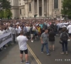 10.000 hooligans in Londen samen de straat op met één doel