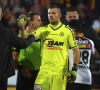 Davino Verhulst op de sukkel: Lokerse goalie liep zware voetblessure op in bekermatch
