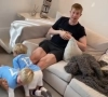 🎥 Never skip leg day! De Bruyne is wel erg creatief met gewichten in quarantaine
