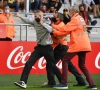 📷 Supporters langs het veld... en ook al eentje op het veld na provocatie: "Ik had 'm niet gezien"