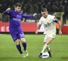 Supporters Anderlecht zien het met lede ogen aan en steken twee spelers helemaal onder de bus
