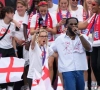 🎥 Engeland krijgt eerbetoon voor 65.000 supporters: bondscoach Wiegman gaat helemaal los met favoriete artiest