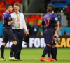 Van Gaal moppert: "Ik ga niets kunnen zien, ik ben een zittende coach en dan zitten we onder de grond"