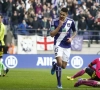 Betrapt! Vrouwelijke Standard-fan likt zoals Mitrovic