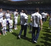 Wat een zaligheid! Anderlecht-spelers begeleiden trotse Gentse kampioenen het veld op