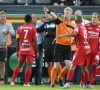 Dierick stuurt keeperstrainer en Van Veldhoven naar tribune