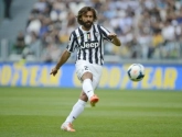 VIDEO: Pirlo blijft stoïcijns, zelfs bij twee halfnaakte babes