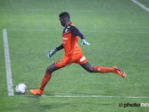 Video: Franse keeper zet speler volledig voor schut met heerlijke panna