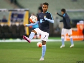 Mister panna Sterling is zelfs door drie teammaats niet af te stoppen!