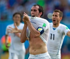 Godin kopt Uruguay naar tweede ronde en Italië naar huis