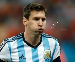 Argentinië houdt huis in Hong Kong, Messi deelt handtekening uit tijdens match