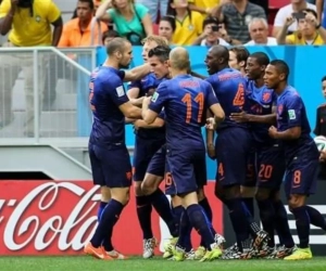 Oranje verovert eenvoudig bronzen plak tegen heel bleek Brazilië