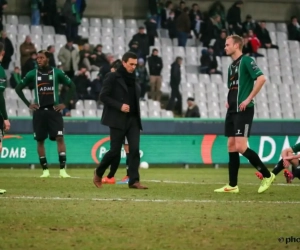 Cercle nu al met de rug tegen de muur