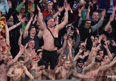 Degoutant in Europa: Praag-fans urineren over bedelaarster