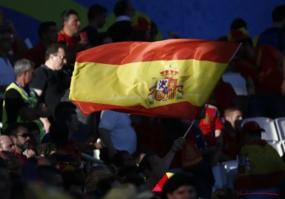 Spaanse fan wordt in beeld genomen en... toont haar borsten aan Europa!