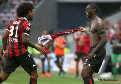 Hilarisch: Mario Balotelli scoort twee keer, maar viert nog een derde op het vliegveld