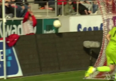 Kansloos: doelman Tubeke keilt bal in gezicht Antwerpse ballenjongen