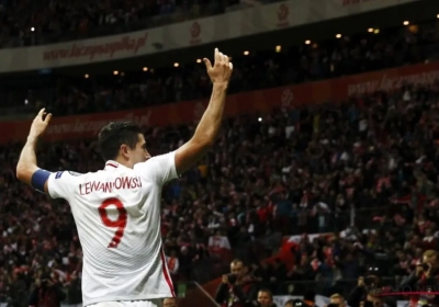 VIDEO: Lewandowski gaat onderuit nadat Roemeense voetzoeker voor zijn neus ontploft