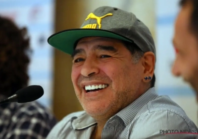 Geweldig! Maradona steelt de show op PSV (mét beelden)