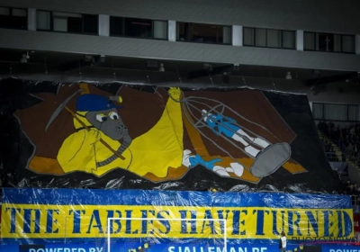 'Als een Smurf in een kooi...' STVV-fans jennen met knappe tifo die van Genk: "The tables have turned"