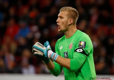 ? Wanneer je keeper denkt dat de penaltystip de bal is... Hazard kon zijn ogen niet geloven