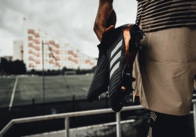 ? Bizar! AZ-fan gaat met schoen speler lopen