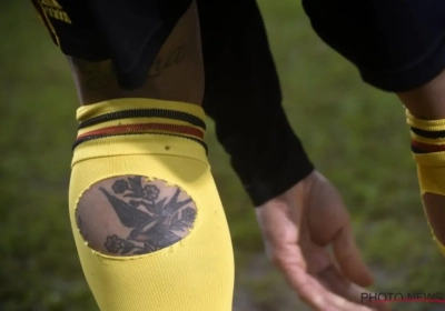 Duidelijk signaal voor Martinez van publiek: iedereen op de banken bij opkomst Radja (die met wel héél opvallende kousen speelt)