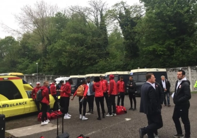 ? Wachten op Godot: spelers van Antwerp geraken pas 2,5 uur na de match weg uit 't Kiel na relletjes tussen fans en politie