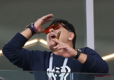 ? Maradona steelt de show tijdens Argentinië-IJsland met sigaar in rookvrij stadion (en zelfs een snuifje?)