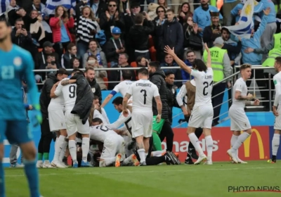 ? De schoonheid van het WK: Gimenez kopt winning goal binnen, Uruguayaanse schoolkinderen worden gek