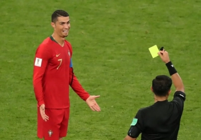 Bondscoach van Iran gaat verbaal compléét uit zijn dak na gemene elleboogstoot van Cristiano Ronaldo
