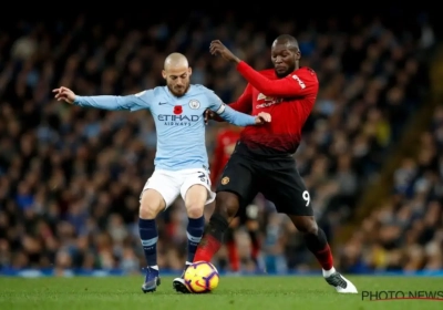 Invaller Lukaku lokt penalty uit, maar gaat met United ten onder tegen de buren uit City