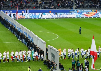 📷 Hertha Berlijn viert val de muur met wel erg opvallend tafereel tijdens opwarming voor doelpuntenfestival tegen Leipzig