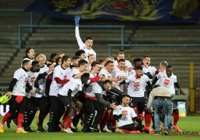 🎥 Na 25 jaar zit Seraing weer op het hoogste niveau: de fans gaan uit de bol bij aankomst spelers