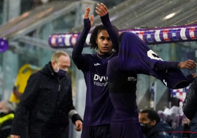 Zirkzee laat zijn enorm talent nog eens bewonderen: "Beetje rugpijn nu, maar het belangrijkste was dat de bal erin ging"