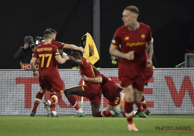 🎥 Opmerkelijk: Mancini van AS Roma deelt verschillende slagen uit na het winnen van de Conference League