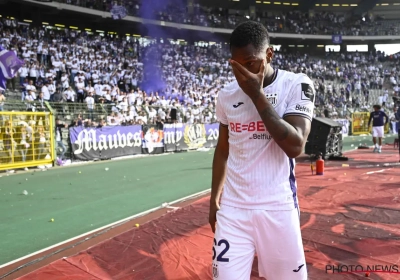 Ontroostbaar! Kompany moet wenende Murillo richting fans sleuren