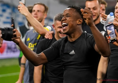 🎥 Feyenoord-fan doet vurige oproep naar vriendin na behalen finale: "Eén dagje extra! Ik betaal alles en je hebt een heel jaar geen last meer van mij"