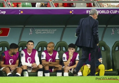 📷 Straffe beelden van Ronaldo: fotografen willen hem massaal als bankzitter vastleggen, na match alleen op de wereld