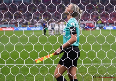 Sjeik weigert hand te geven aan vrouwelijke ref: "FIFA veegt daar zijn gat aan" en "WK heeft niets veranderd in Qatar"