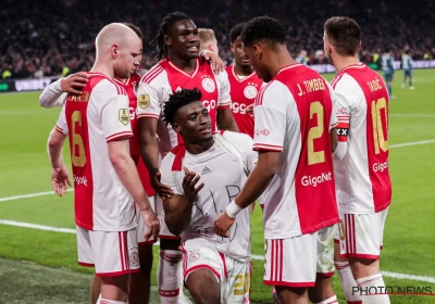 Heel mooi: speler Ajax trekt shirt over hoofd na doelpunt om overleden landgenoot te eren en krijgt geen geel van ref: "Enorm veel respect"