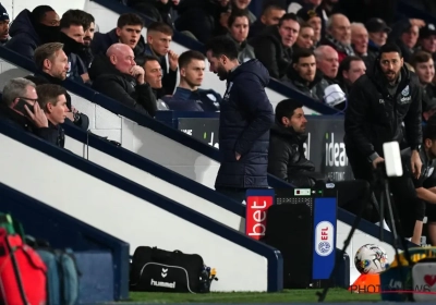 Zwaar overdreven? West Bromwich-coach krijgt al na vijf minuten rood onder de neus voor bizarre reden
