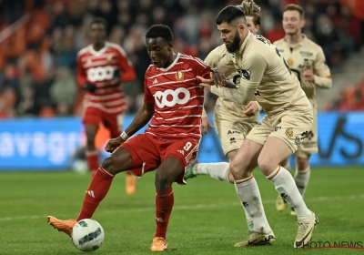 Standard-speler reageert op fans die pyrotechnisch materiaal op het veld wierpen en acties voerden: "We raken eraan gewend bij Standard"