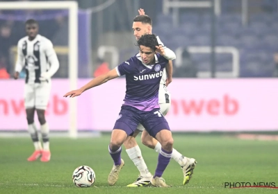 Anderlecht-Charleroi al na 13 minuten stilgelegd na goal van Charleroi en slachtoffer van geworpen fles