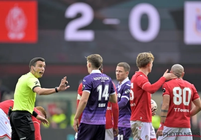 Doodsteek voor Besnik Hasi? Vurig Standard overklast héél slecht Anderlecht, dat ook nog handje helpt